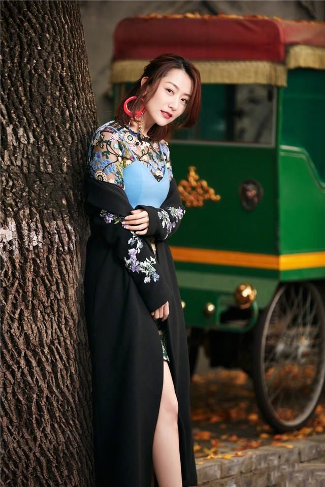 『 展现女性』穿西装美到窒息，一点不比陈数差，她被誉为优雅女神