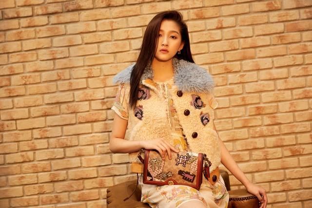 同样是172cm身高,关晓彤跟唐嫣撞衫,为何画面竟如此尴尬呢?