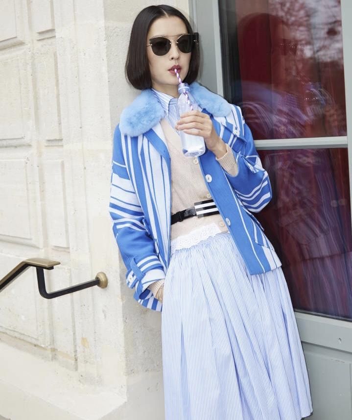 有点惊艳!一席红色的连衣裙,杜鹃尽显高贵典雅