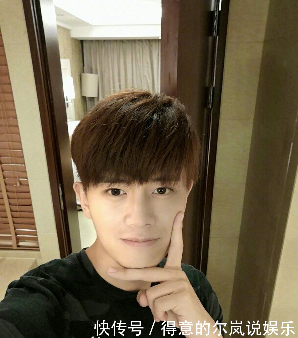 任嘉伦发朋友圈为孩子补过满月, 却不敢回“出轨”微信