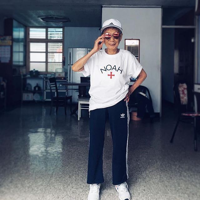 90岁奶奶的日常穿搭，这搭配吴亦凡看了都沉默，真是活到老潮到老