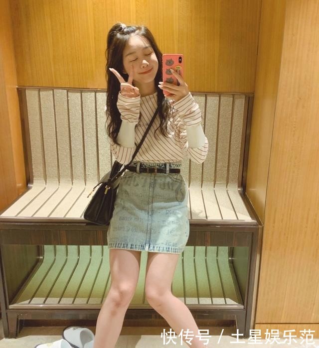 『少女』她是火箭少女的“小彩虹”,穿棒球服搭白T阔腿裤,腿长优越