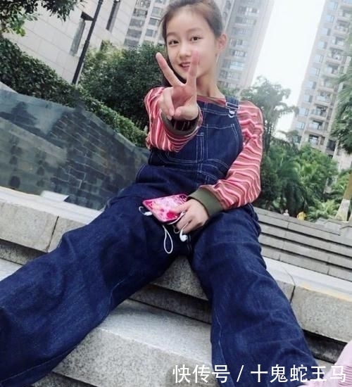 「穿透」谁想到这是赵薇“女儿”，12岁跨年穿透光裤，130腿长好撩！