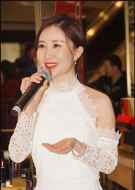 舒畅一改清纯形象，蕾丝装下美背一览无余！网友：真尴尬