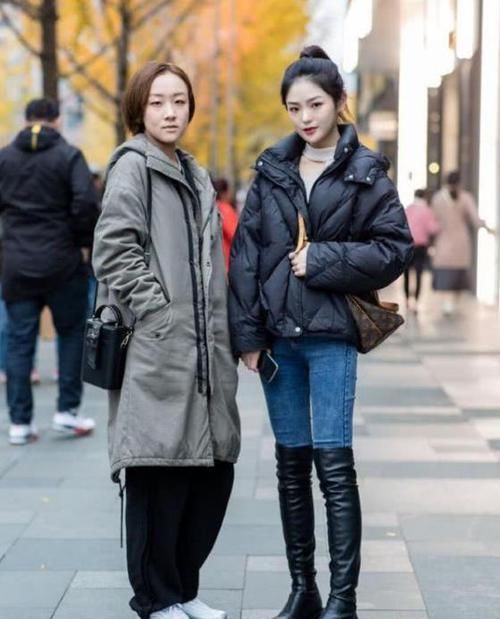 「气质」街拍:瑰姿艳逸的美女,一件紫色上衣配灰色短裙穿,时尚唯美气质