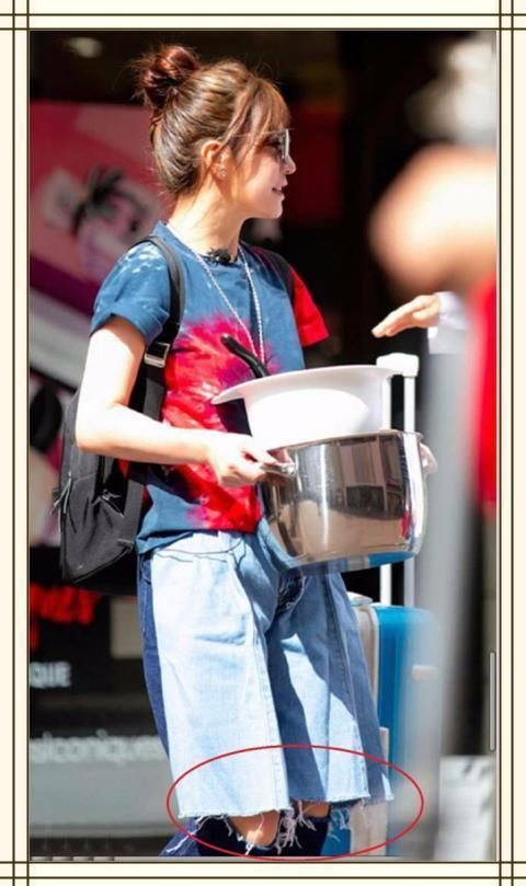 赵薇牛仔裤中间破洞就算了，还上面松下面紧？网友直呼：看不懂！