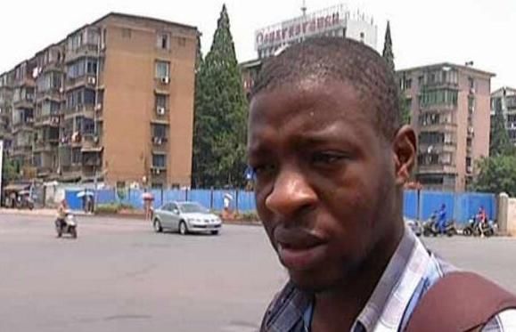 埃及小伙来华旅游，却躲在家里不敢出门，究竟是为什么呢?