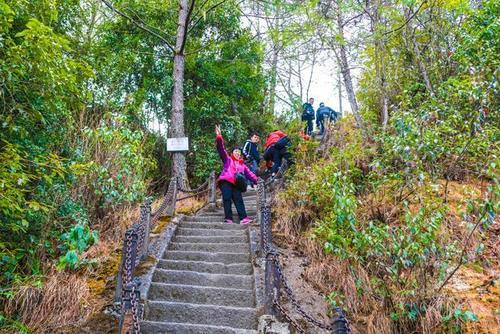 实拍腾冲云峰山九十度斜坡，海拔2445米有一口井水，科学无法解释