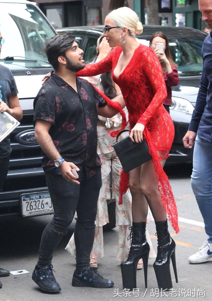 范冰冰的马蹄高是极限，Lady gaga的30公分高跟鞋分分钟要摔跤