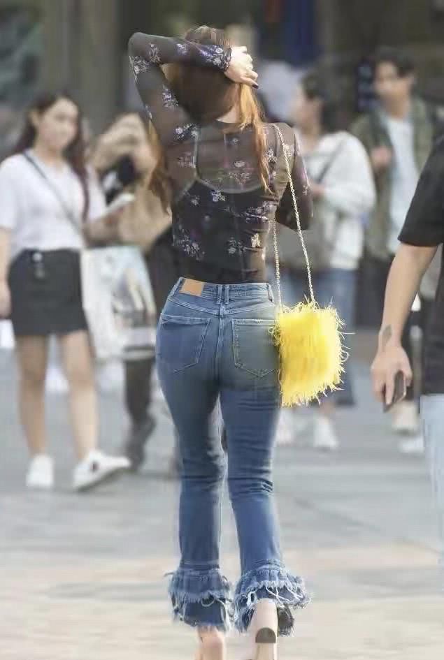  美女|牛仔裤的款式不错，让你的腿部看起来更长，轻松穿出青春动感魅力