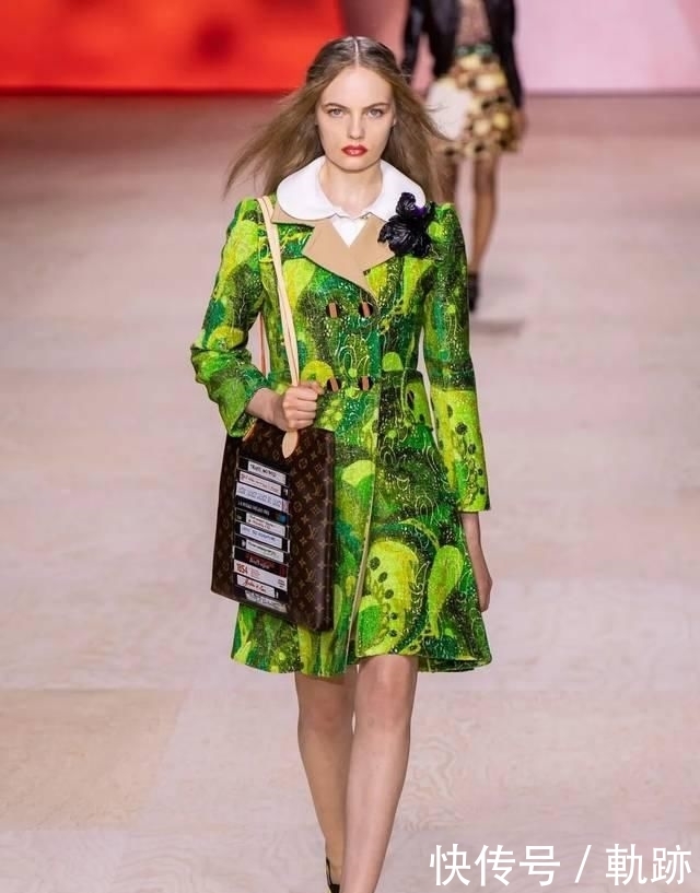 『花朵』2020开春 流行穿“开满花”的裙子,谁穿谁美!