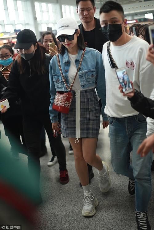 关晓彤故意穿反裙子变潮，却撞衫宋茜，网友:看腿就知道谁输谁赢