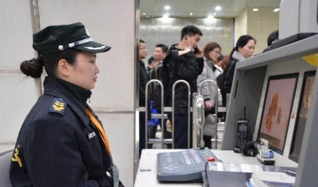 为啥地铁安检月薪才两千，却没人辞职？看完后，网友：傻子才辞职