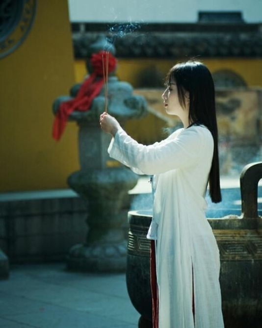 烧香拜佛有说法,不懂可不要乱拜!进了寺庙,有些规矩必须得守