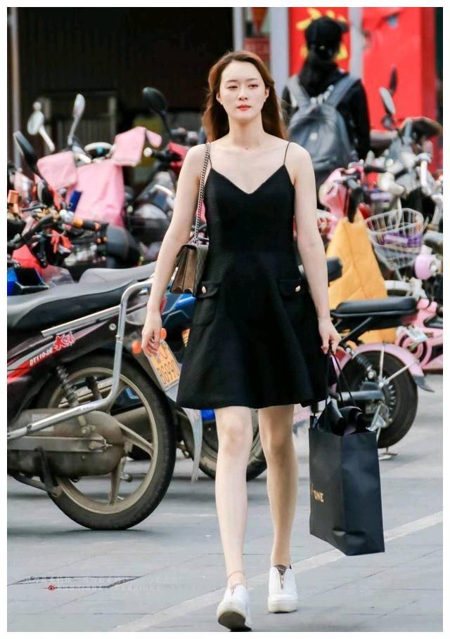街拍：图1牛仔短裤，图2减龄背带裤，图3吊带连衣裙！