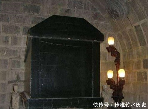  『发现』以廉洁著称的包拯，当考古专家看到他墓葬内景后，表示很扎心