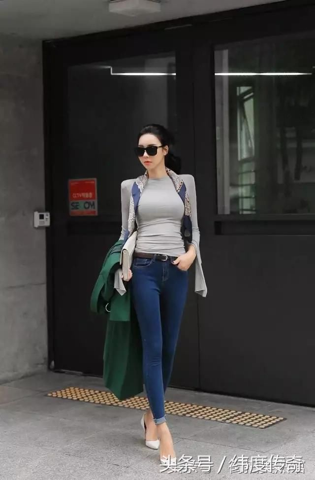 时装搭配，紧身牛仔裤在时尚界屹立不倒，因为它独特的修身魅力