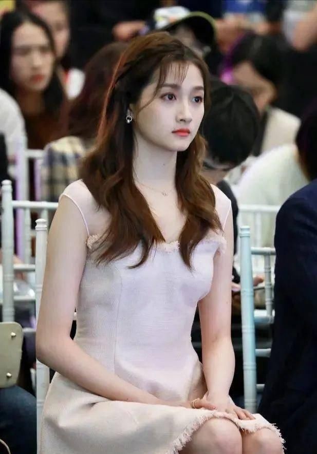  「看起来就」关晓彤瘦脱相还开美颜？紫色毛衣穿的再嫩，看着也觉得僵硬！