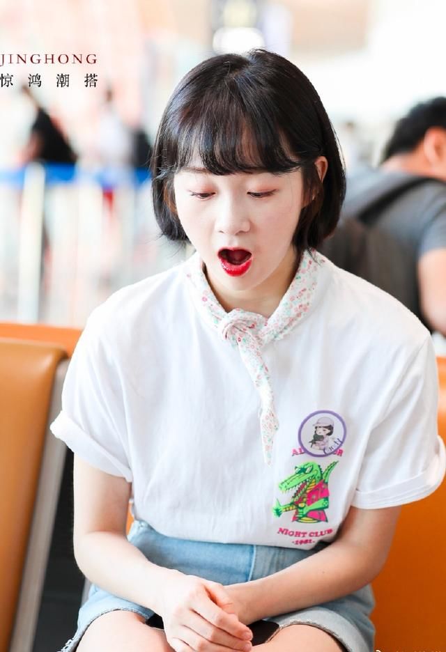 李子璇真会装嫩，23岁还穿小学生的衣服，却被裙子勒出了小肚子