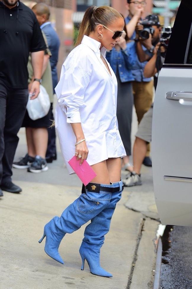 詹妮弗·洛佩兹穿牛仔裤靴，遭谐星恶搞模仿 网友：欣赏不来没提