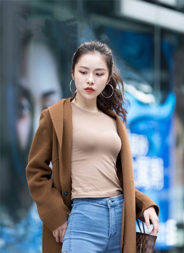  「含蓄」街拍：优雅知性的连衣裙，一种含蓄的美感，气质不落俗气