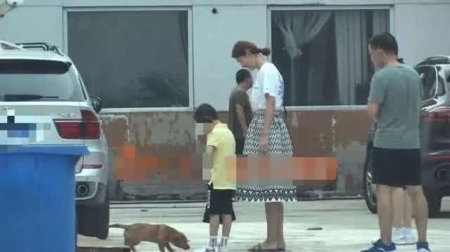 王宝强与高挑女子同返家中已相恋同居?两位工作人员回应仍未解谜