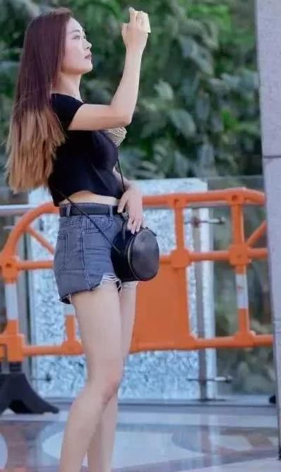  [气质]养眼女神街拍：雪肤花貌的美女，一件针织上衣配黑色半身裙，时尚清新气质