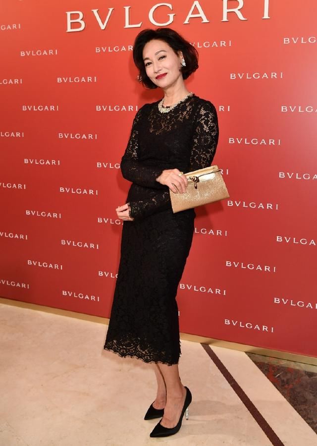 同是穿黑色出席活动，惠英红大气郑秀文御姐，蔡卓妍36照样很俏皮