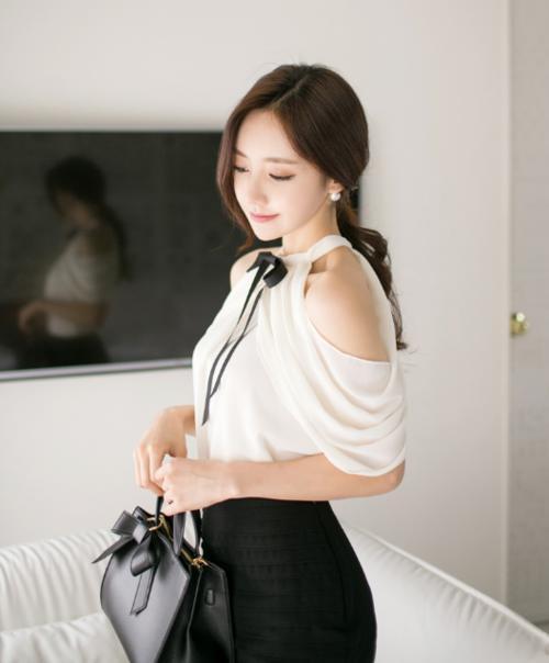 美搭秀：英姿飒爽的紧身裙美女，身材紧致，充满了潮流范！