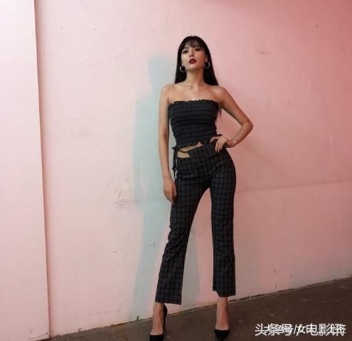 金泫雅脚踩15cm细针跟，裤腰缺个口小露“金三角”, 网友：真敢穿