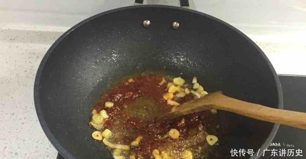  洗好备用：四川传统美食，鱼香肉丝，秋季吃饭的必选，隔三差五吃一次！