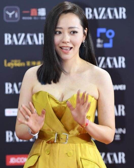 张靓颖为了“抢镜”也太拼了，穿成这样惊艳全场