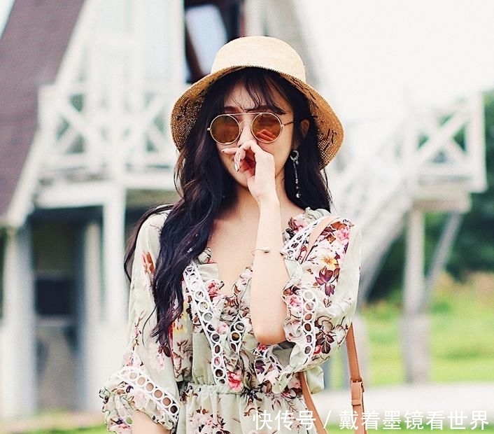 “草帽姐”惊现巴厘岛,一身多彩沙滩裙,一股清新气息袭来