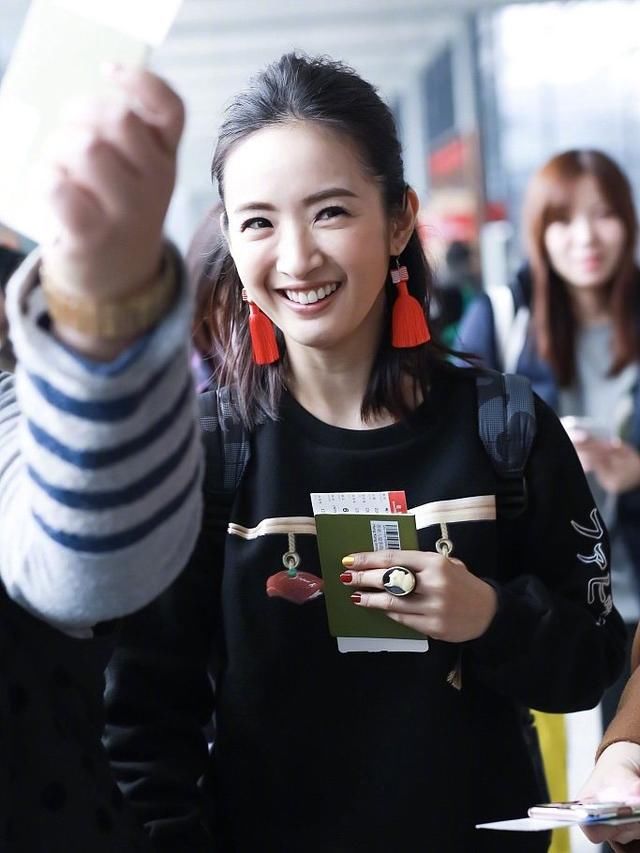 35岁林依晨逆生长，大背头配抹胸裙气场全开，不料被耳环抢镜了！