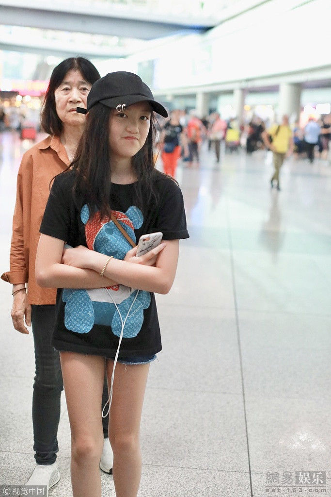 李嫣穿热裤秀长腿 李亚鹏推行李狂宠女儿