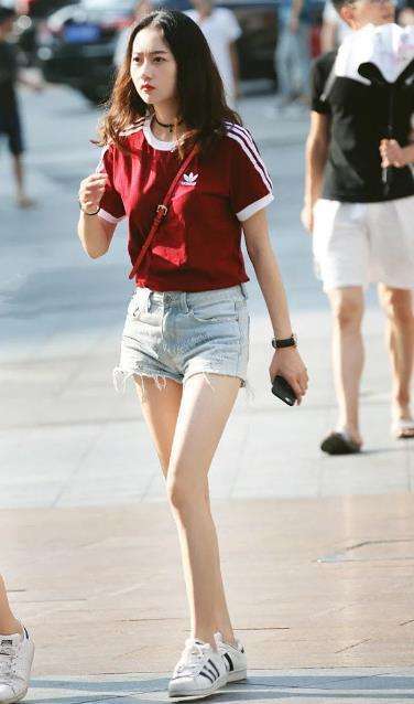 街拍：穿着清凉的美女姐姐，这么穿很好看