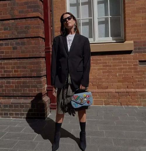  清爽：今年别穿风衣了，小西装让你清爽迷人，搭配裙装清新时尚