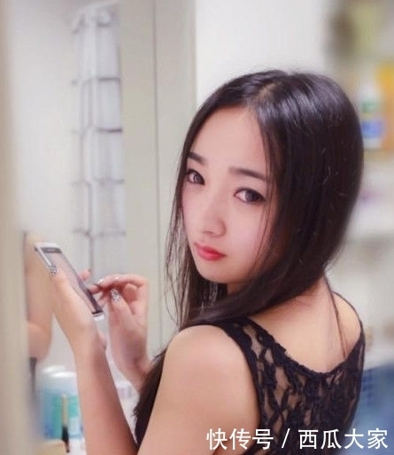 #身穿#街拍高颜值的小美女,身穿黑色蕾丝,实在甜美