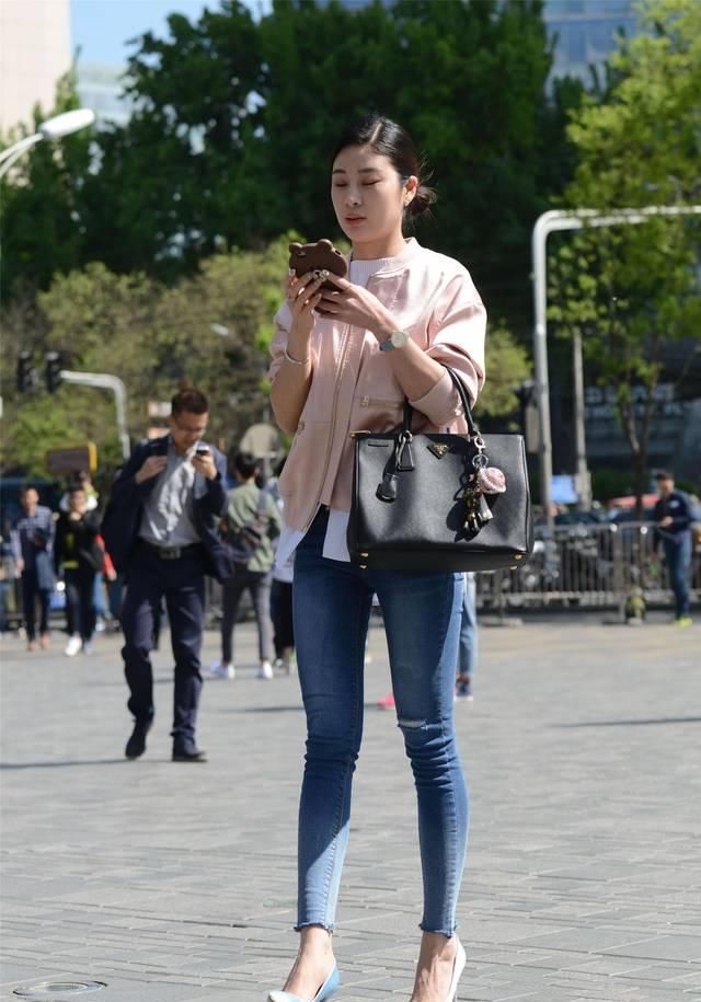 「展现」蓝色紧身牛仔裤搭配尖头细跟鞋,会穿的姑娘,总是特别会展现身材