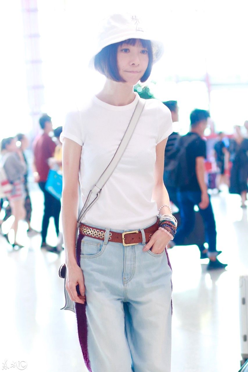 鲁豫现身北京,看侧颜以为发型回到过去,看到刘海我才放心