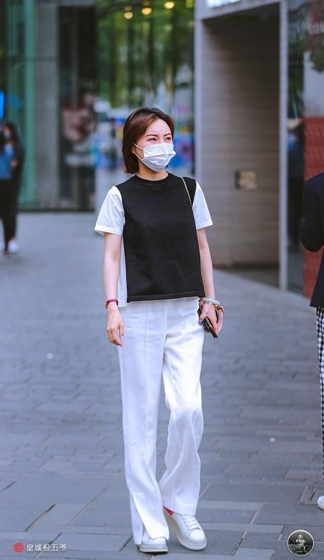 「美女们」街拍:追寻时尚没有任何的限制,时尚达人们的穿衣搭配充满了活力
