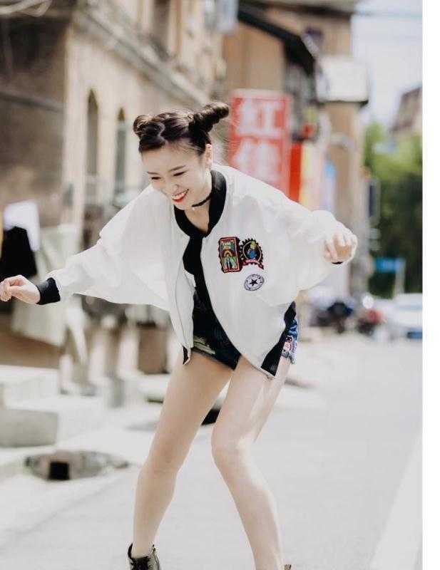 素人街拍: 回眸一笑千百媚, 图四女生动人心