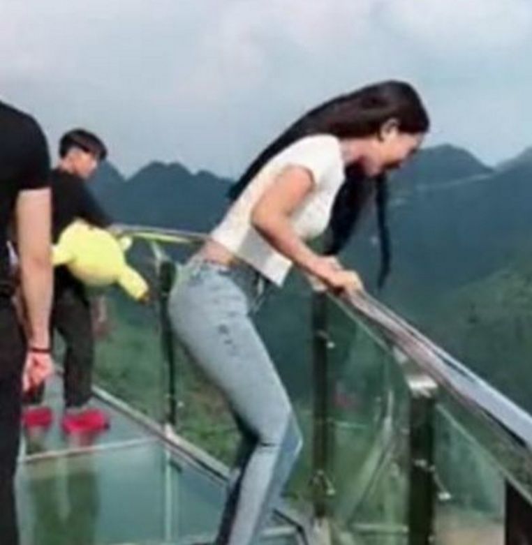 美女在玻璃栈道上拍照,却发生了这样的事情!网友:代价太大了!