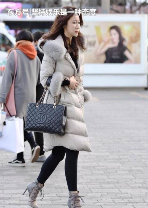 『气质』街拍:瑰姿艳逸的美女,一件白色上衣配黑色短裙,时尚魅力气质
