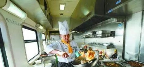 火车上明明有饭，为何很多人宁愿挨饿也不吃？退休乘务员说出实情