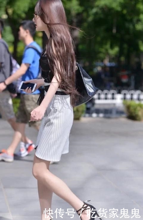  「纤瘦」纤瘦气质美女，黑色皮质吊带搭配西装裙，甜美又可爱！