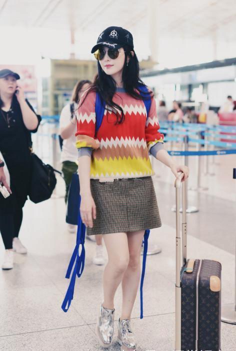 范冰冰出席活动，裙子太短遮不住，网友的注意力都集中在第二张了