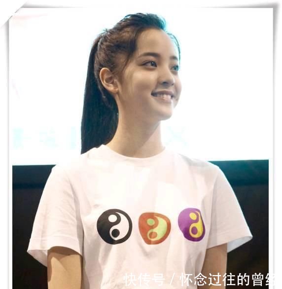 同样是95后的演员，关晓彤穿短裙露美腿，欧阳娜娜却是显尴尬！