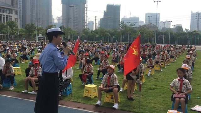 宣讲民警|南宁交警“六一”前夕进校园送上“安全大礼包”