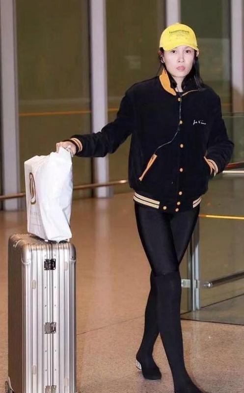 张蓝心是忘穿裤子了么? 整个腿型一览无余, 网友: 佩服成龙的眼光